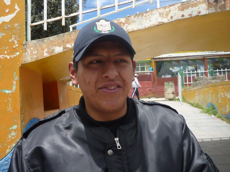 Serenazgo interviene a policía durmiendo en plena calle