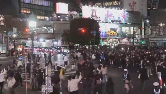 Hinchas japoneses celebran respetando el semáforo. (Foto: Twitter)