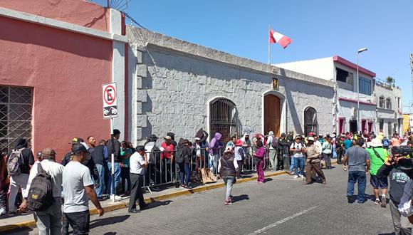 Correo se encuentra en los exteriores de la calle Consuelo siguiendo la cola para la adquisición de entradas. (Foto: GEC)