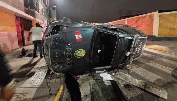Patrullero quedó volcado luego de impactar contra taxi de la empresa 300. (Foto: Difusión)
