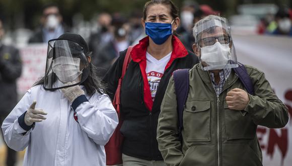 Los trabajadores del sistema de tránsito rápido de autobuses protestan en Bogotá, en medio de la pandemia de coronavirus COVID-19. (Foto: AFP/Juan BARRETO)