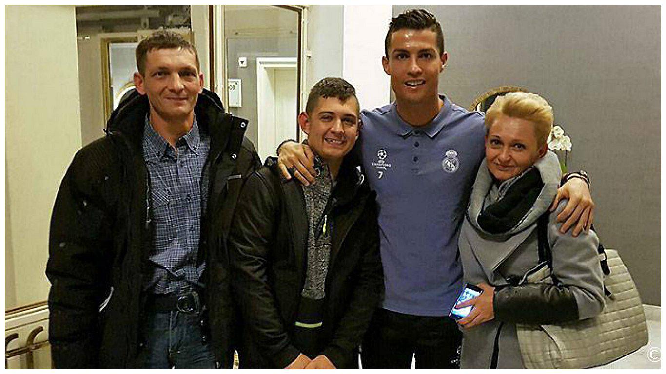 Cristiano Ronaldo recibe a niño que salió de coma escuchando sus goles (VIDEO)