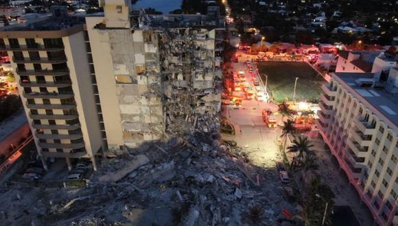 Imagen muestra una vista aérea del edificio de 12 pisos derrumbado parcialmente, cerca de 88th Street y Collins Avenue, en la ciudad de Surfside, al norte de Miami Beach, Florida (Estados Unidos).  (EFE/ Bomberos De Miami-Dade).