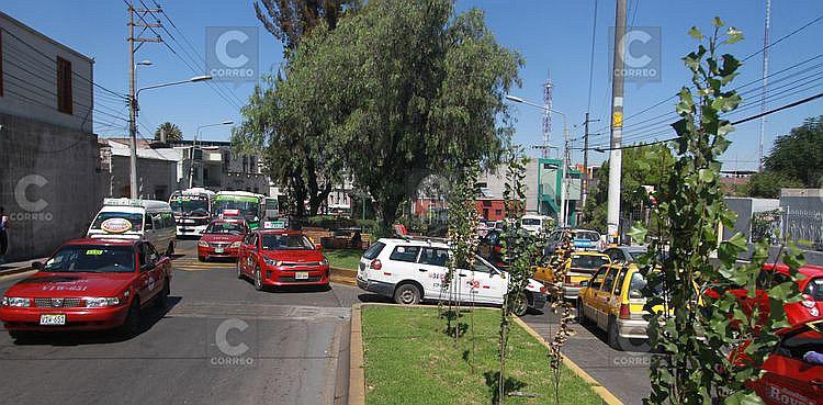 Caos vehicular: cuello de botella en el óvalo San Lázaro