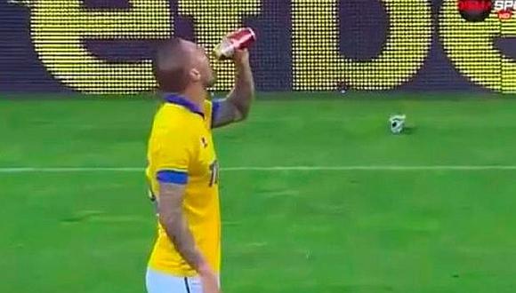 ​YouTube: ¡Insólito! jugador bebe cerveza que lanzaron de la tribuna y anota gol
