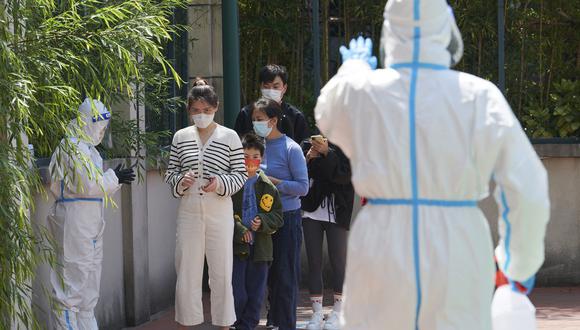 La ciudad detectó este jueves 17.629 contagiados sintomáticos y asintomáticos (contados aparte por las autoridades chinas), cifra que supone un descenso del 4,7% con respecto al día anterior. (Foto: LIU JIN / AFP)