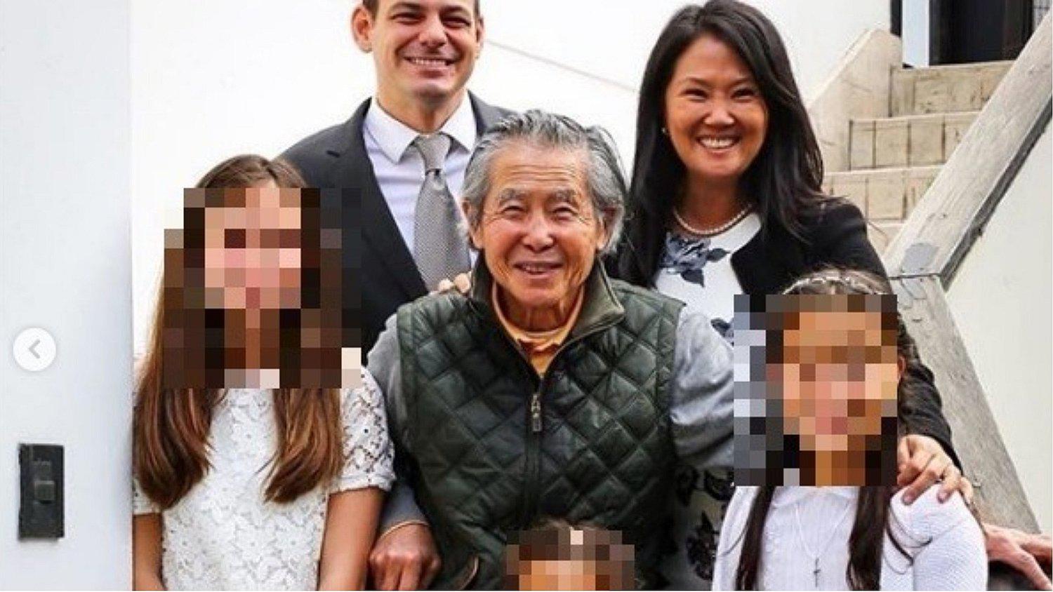 Keiko posa al lado de Alberto Fujimori por la primera comunión de su hija (FOTOS)