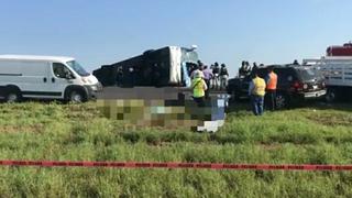 Doce pasajeros mueren tras terrible volcadura de bus en México