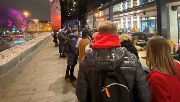 Personas visitan un restaurante McDonalds en Moscú. (Foto: Twitter nexta_tv)