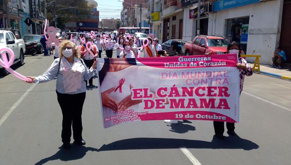 Profesionales de la salud y pacientes marcharon desde la plaza Zela hasta el Centro Cívico. (Foto: Adrian Apaza)