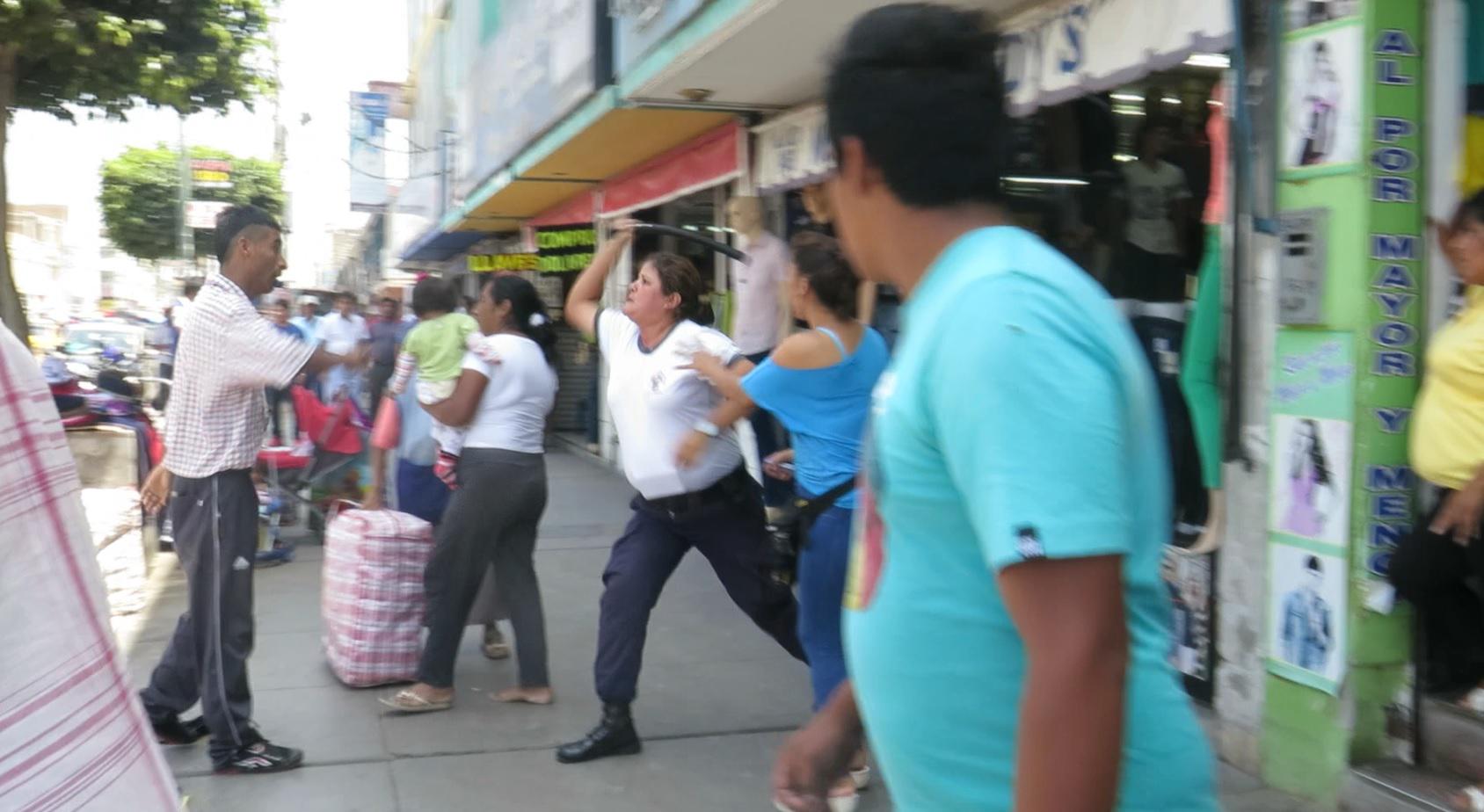 Chiclayo: Municipales y ambulantes de lían a golpes en Mercado Modelo (Videos)