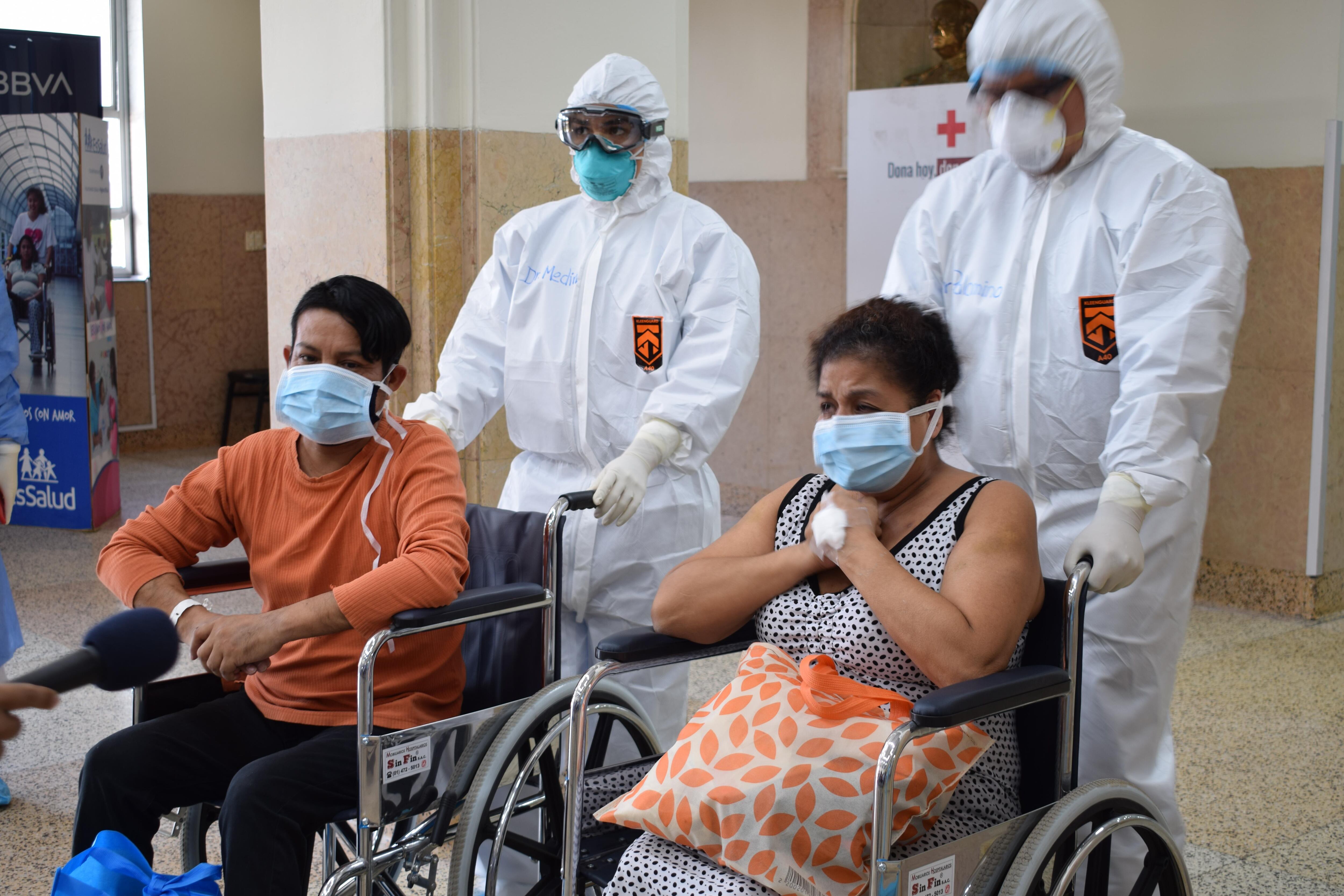 Pacientes del hospital Almenara retornan a sus casas tras vencer al coronavirus. (Foto: EsSalud)