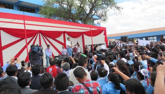 Ayacucho: Ollanta Humala Inaugura colegio y se da baño de popularidad