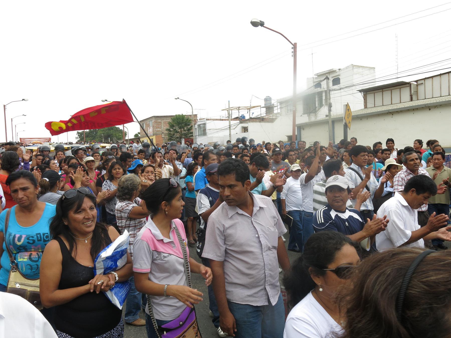 Profesores bloquean por dos horas puente de Tumbes