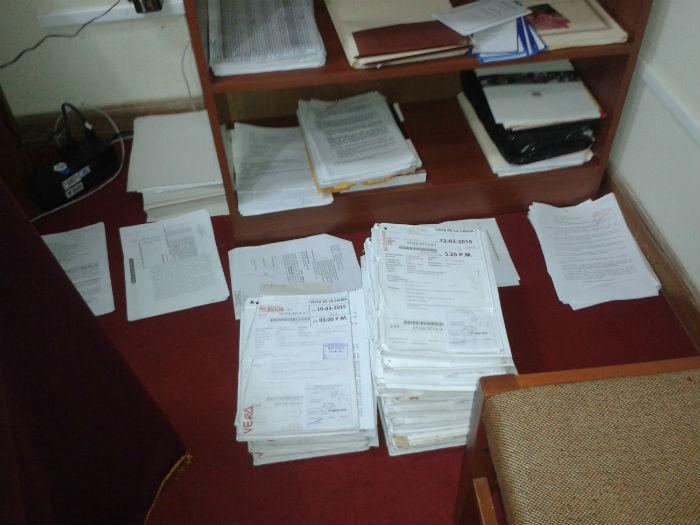 Encuentran expedientes en el piso