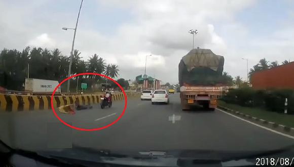 Accidente deja a niña de 5 años sola al volante de una moto a gran velocidad (VIDEO)