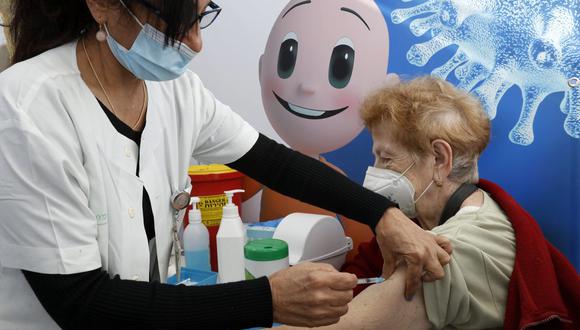 Un estudio revela que revela que solo 31 de los 163.000 israelíes vacunados por Maccabi Healthcare Services contrajeron el COVID-19 luego de  10 días de haber recibido las dos dosis. (Foto: AFP).