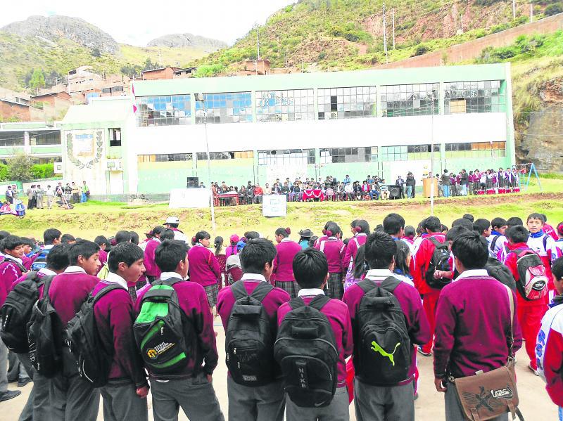 Escolares vagan por las calles con uniforme 