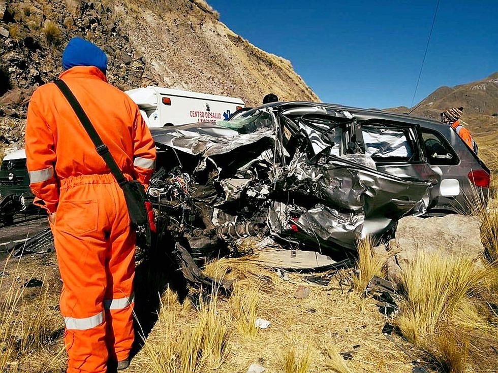 Un muerto y dos heridos deja choque frontal entre camionetas (Fotos)