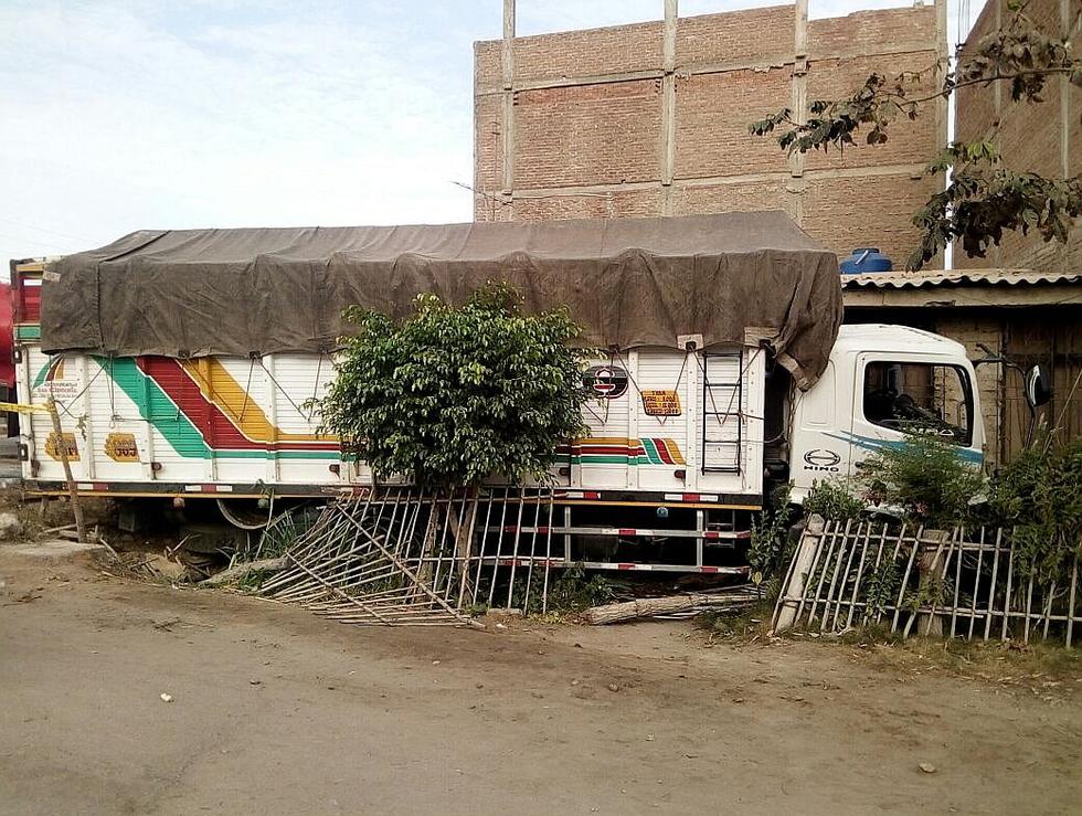 Una cisterna y un camión se empotran en una vivienda (FOTOS)