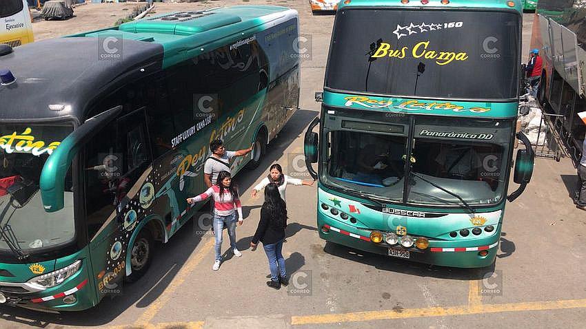 Familiares de accidentados en bus Rey Latino fueron trasladados a Ocoña (VIDEO)