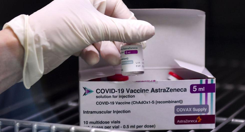 Imagen referencial. Una enfermera prepara una dosis de Vaxzevria (antes vacuna COVID-19 de AstraZeneca) durante la vacunación en el Policlínico de Bucarest en Skopje, República de Macedonia del Norte. (EFE/EPA/GEORGI LICOVSKI).