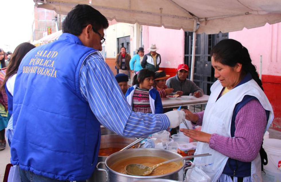 Comerciantes reutilizan agua para lavar platos (FOTOS)