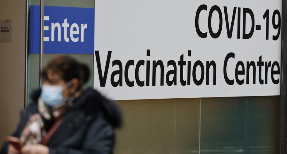 Una persona pasa frente a un centro de vacunación contra el coronavirus en Londres el 15 de febrero de 2021. (Foto de Tolga Akmen / AFP).