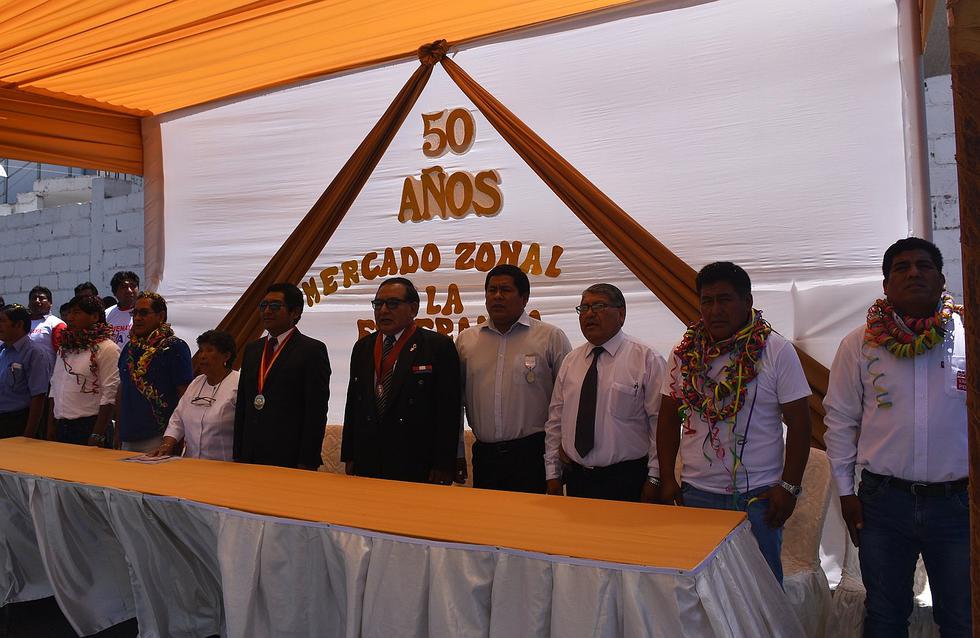 Primer mercado de Alto de la Alianza celebra Bodas de Oro con paseo de la bandera
