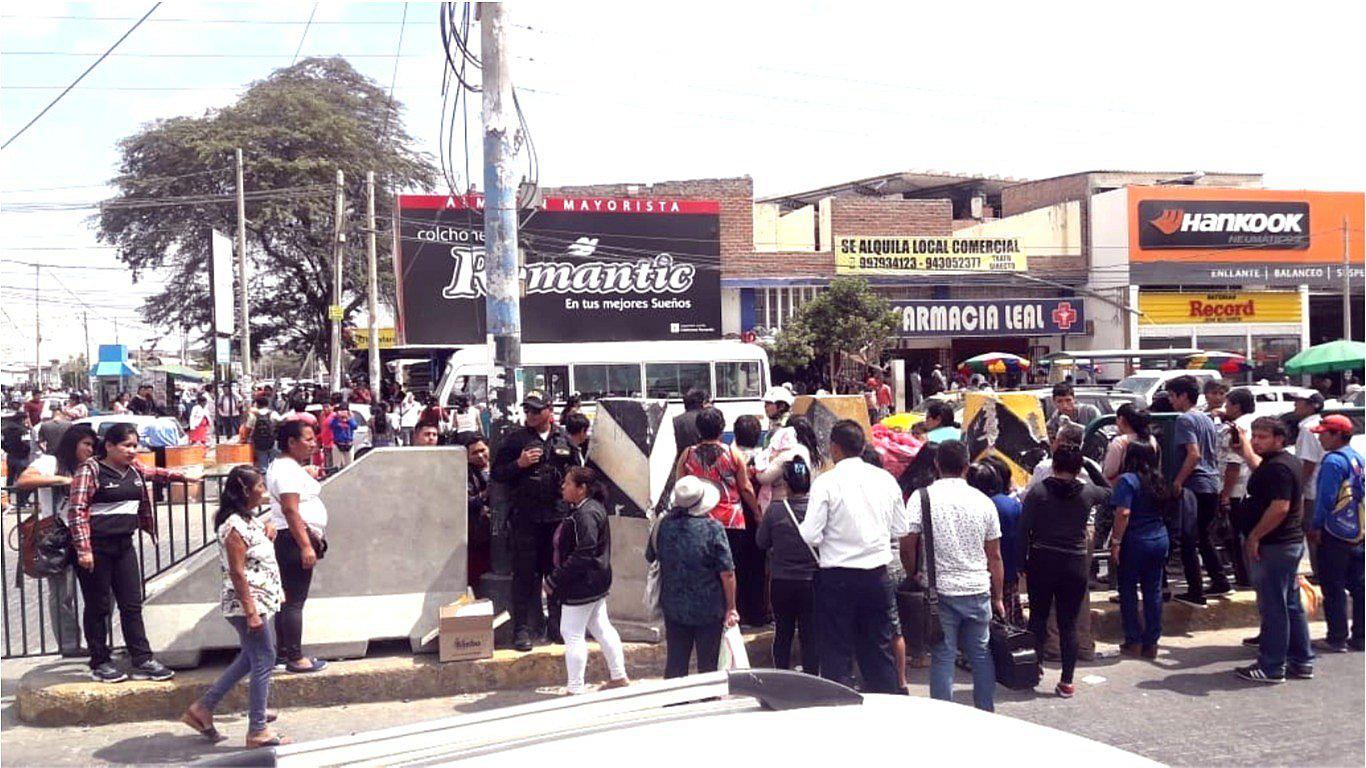 Peatones exponen sus vidas al trepar muros para cruzar hacia el mercado central