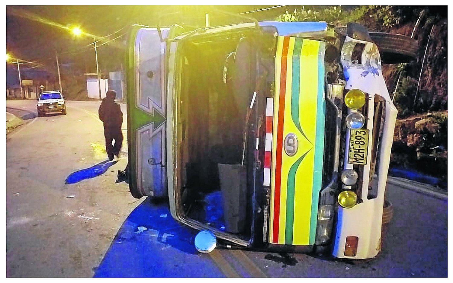 Chofer que llevaba a su familia a una fiesta de cumpleaños se desmaya y vuelca con camión