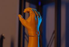 Joven universitario de Pasco recibe primer antebrazo y mano biónico con tecnología 3D