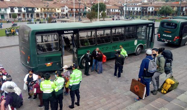I stop Cusco: protesters insult a tourist who rebuked them for blockades (VIDEO)