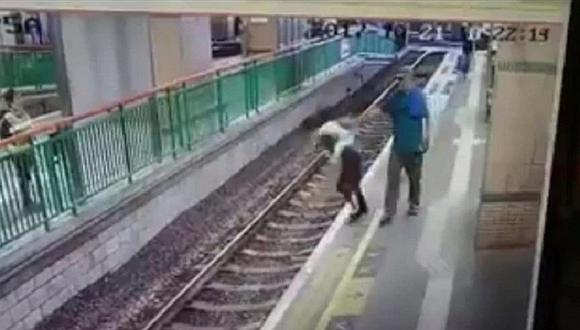 Sujeto empuja a una mujer hacia las vías del tren y sigue su camino (VIDEO) 