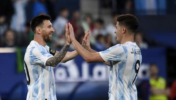 Julián Álvarez volvió a elogiar a Lionel Messi a poco del Mundial de Qatar. (Foto: AFP)