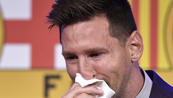 Lionel Messi llora al inicio de la conferencia de su despedida del Barcelona. Foto: AFP