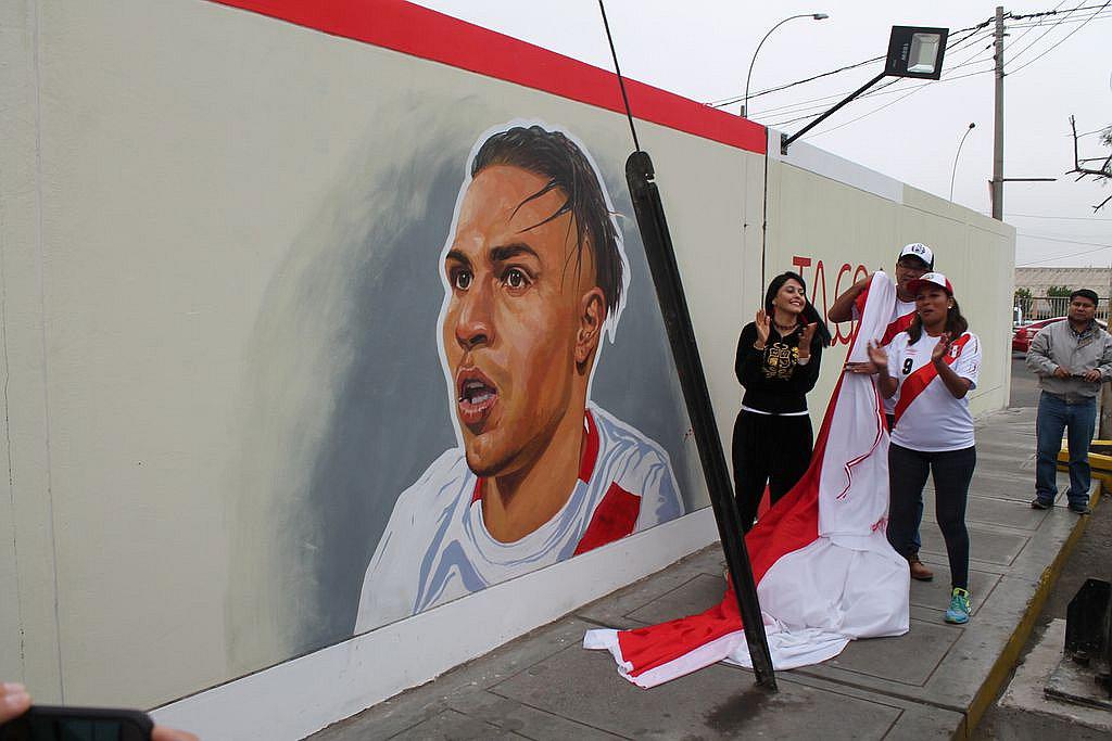 Develan murales con rostros de futbolistas