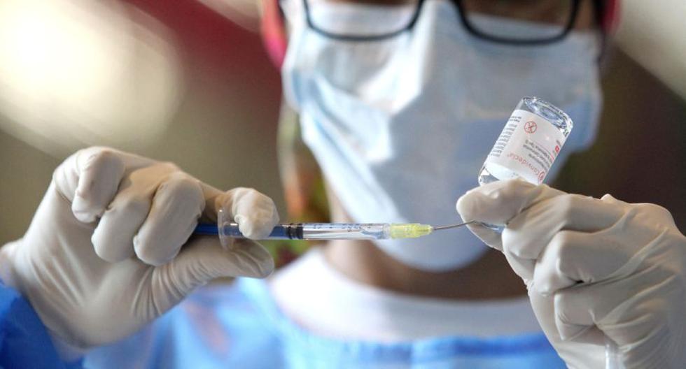 Una enfermera prepara una dosis de la vacuna CanSino Biologics contra COVID-19. (Foto de Ulises Ruiz / AFP).