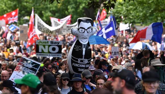 La gente participa en el Eureka Freedom Rally, una protesta contra la vacunación obligatoria en Melbourne, Australia, el 4 de diciembre de 2021. (Foto: EFE / EPA / JOEL CARRETT)