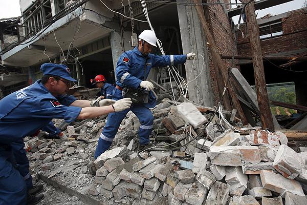 China: Equipos de rescate siguen buscando sobrevivientes