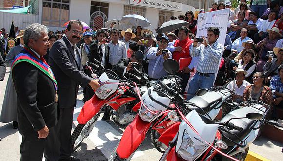 Entregan motos para supervisión de las TIC's en colegios de Sánchez Cerro