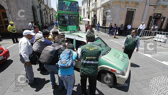 Arequipa: Alcalde Zegarra toma taxi con Setare vencido 