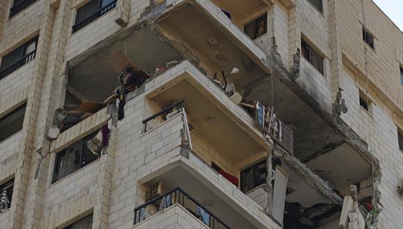 Una vista parcial muestra los apartamentos dañados de la torre Al-Qahira (El Cairo) en la ciudad de Gaza el 16 de mayo de 2021, luego del masivo bombardeo israelí en el enclave controlado por Hamas. - El ejército de Israel dijo que había bombardeado la casa del líder político del grupo islamista Hamas en la Franja de Gaza, cuando el Consejo de Seguridad de la ONU se reunía en medio de la alarma mundial por la escalada del conflicto. (Mahmud hams / AFP)
