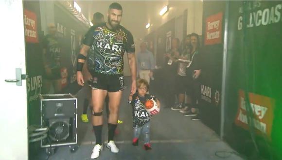 El menor apareció agarrando el balón y al lado del capitán del equipo de rugby. Foto: NRL