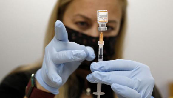 La enfermera especializada Sarah Rauner llena una jeringa con la vacuna Pfizer Covid-19 para ser administrada a niños de 5 a 11 años en las oficinas de Beaumont Health en Southfield, Michigan. (Foto: JEFF KOWALSKY / AFP).