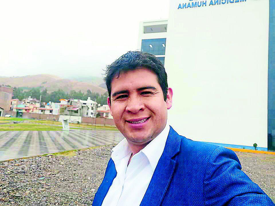 Regidor aislado por posible contagio señala que mandar a casa a sospechosos perjudica