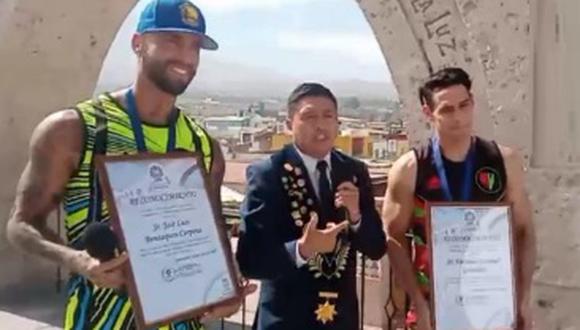 Alcalde de Yanahuara, Anghelo Huerta Presbítero, aprovechó para reconocer a los personajes públicos como Jota y Facundo como artistas. (Foto: Difusión)