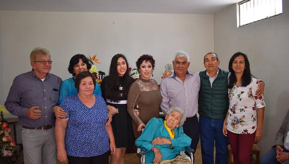 Entregan reconocimiento a exprofesora de Camaná que cumplió 101 años