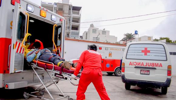 Imagen referencial de un herido siendo bajado de una ambulancia. | Foto: Correo.