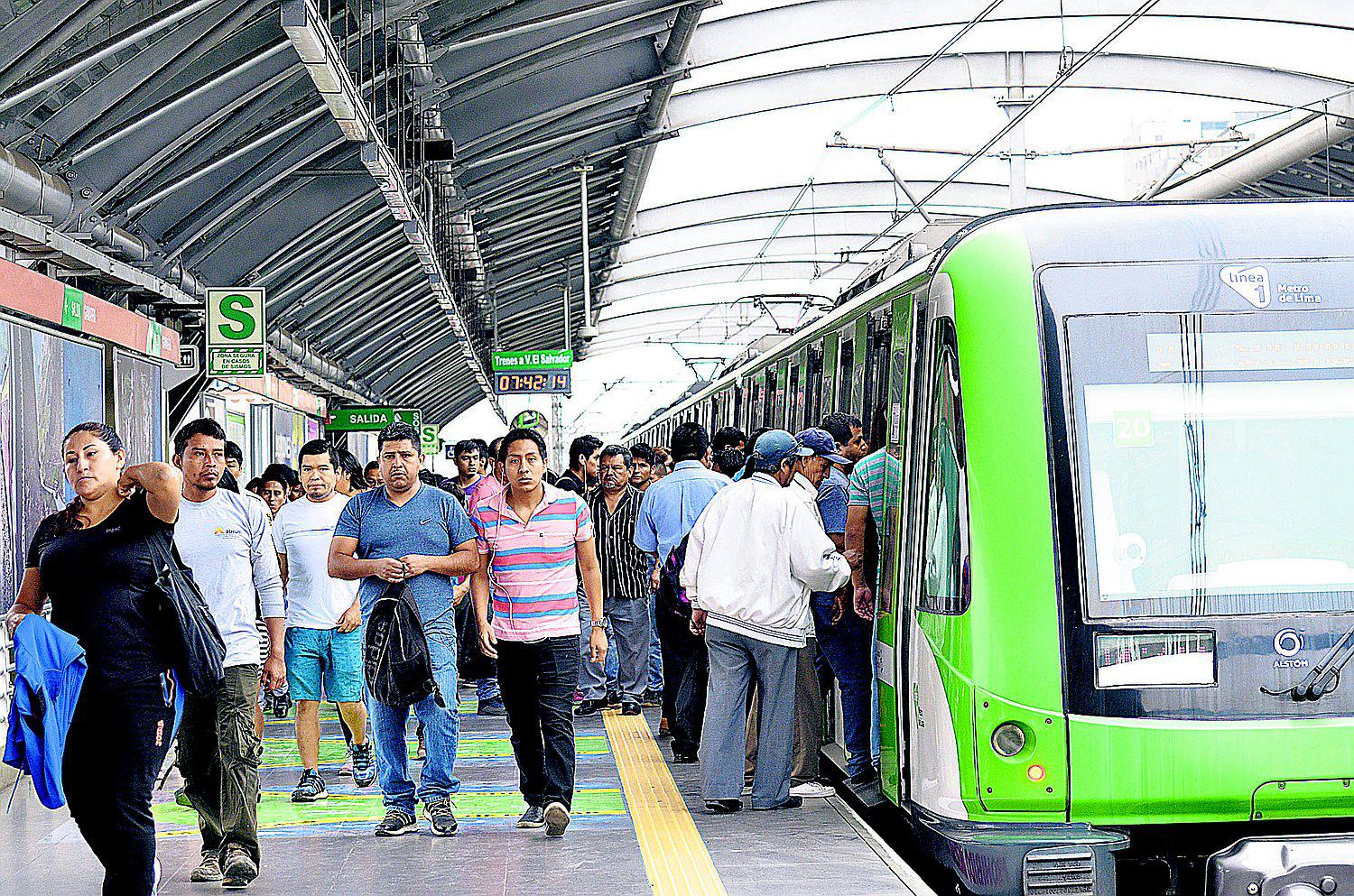 Metro de Lima transporta a 355 mil usuarios por día
